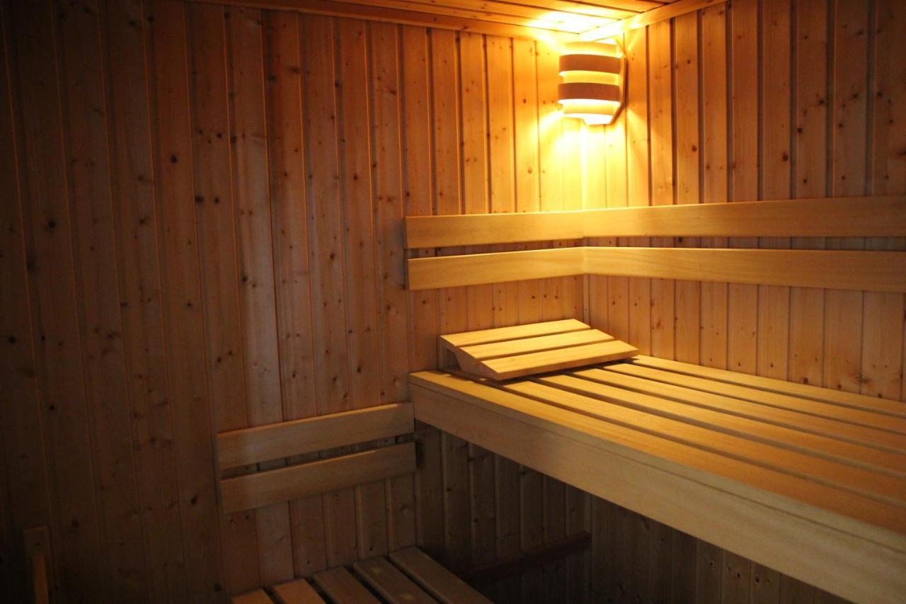 Familiehuis De Betuwe Met Prive Kunstgras Tennisbaan En Sauna Villa Erichem Ngoại thất bức ảnh